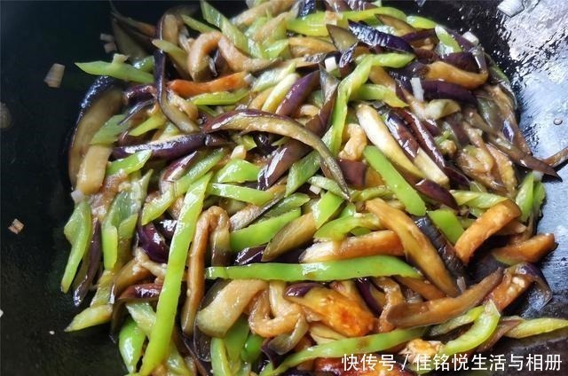 茄子|茄子和这个食材是绝配，做法少油更健康，好吃入味更下饭