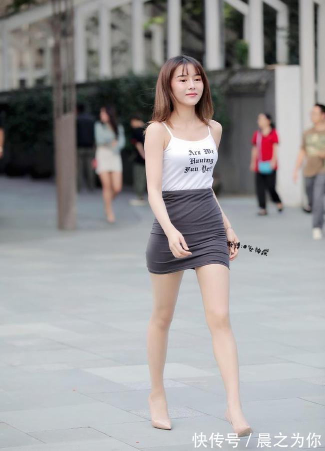 包臀裙 -短裙美女走上街一点不害羞，看来这腿长是真的！