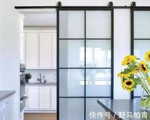 吊轨门|为什么有钱人厨房不装推拉门了?一看这种设计,我就后悔装早了