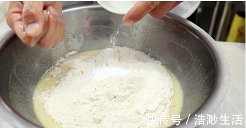 植物油|2个鸡蛋，一碗面，不发面不醒面，快速做开口笑，个个酥的直掉渣