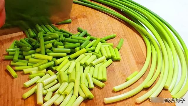 炒蒜苔时，直接下锅炒就废了，教你饭店的做法，香脆入味不变色