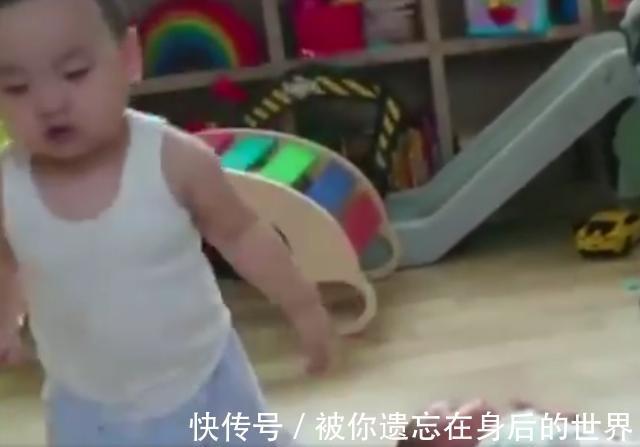 小宝|2岁的哥哥看到妹妹后，偷偷摸了下就跑，这画面把妈妈的心萌化了