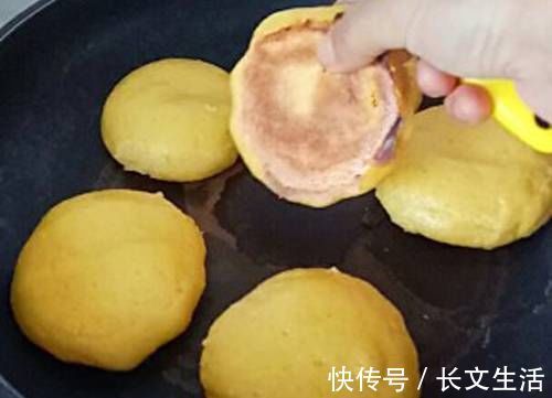 玉米面最好吃的做法，开水一烫，筷子两搅，老公一口气吃3个