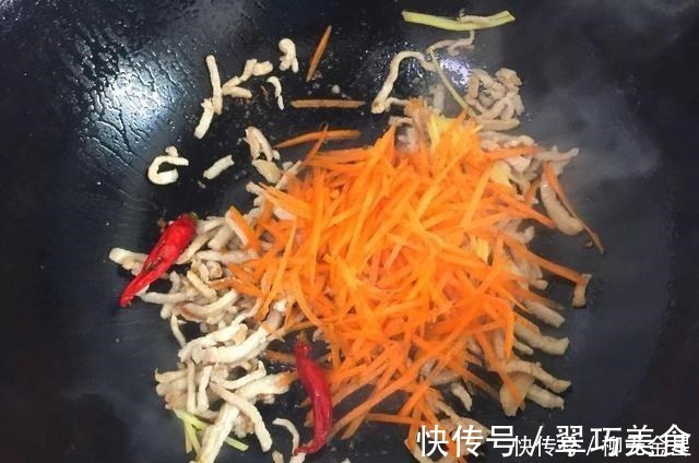 所示|豆芽炒粉条想要做得好吃,多加一步操作,豆芽鲜脆粉条爽滑太过瘾