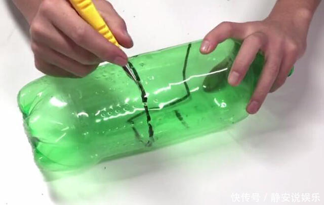 可乐瓶轻松改造一下，放在卫生间里特别实用，家家户户都用的到