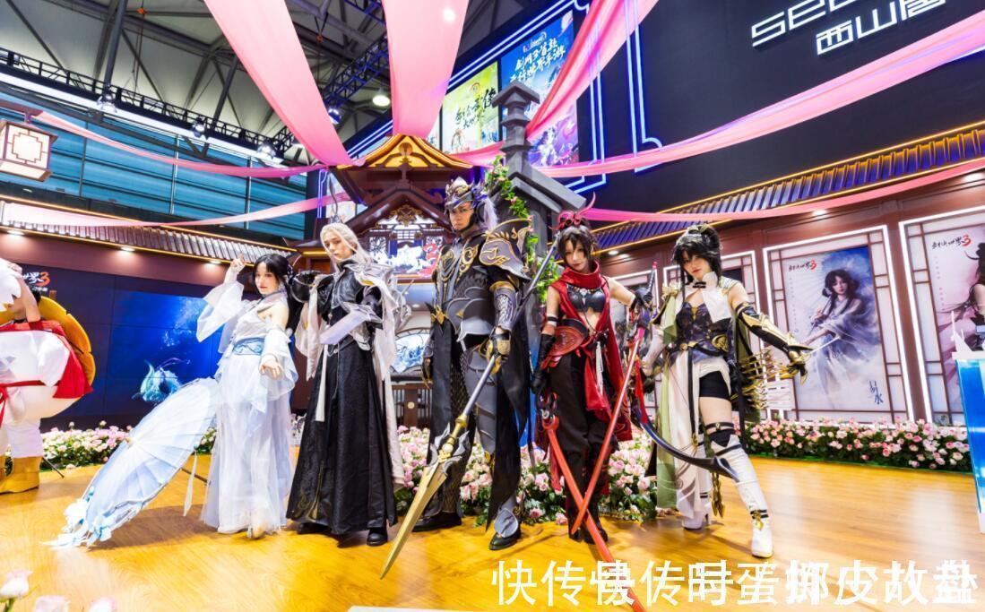 CJ|剑网三Coser有多狠?CJ现场35度高温穿貂皮上场,路人看着都热