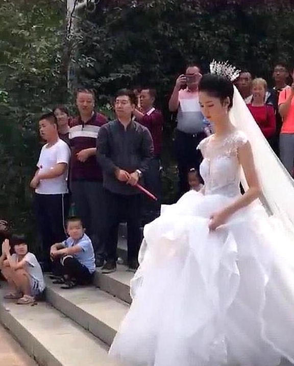 一举动|最美“长颈鹿新娘”爆红,一出场时,众人欢呼:新郎拯救了银河系
