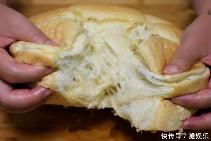 教你做家庭版面包，只需1碗面粉4个鸡蛋，不加水，蓬松柔软又拉丝