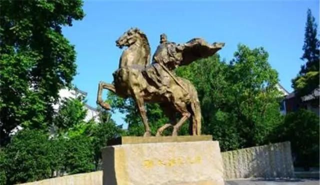 朱元璋曾想认朱熹为祖宗，因理发匠一句话，从此自称：朕本布衣