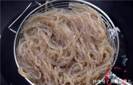 营养|粉条里打2个鸡蛋，从没见过这做法，操作实在太厉害，营养又美味