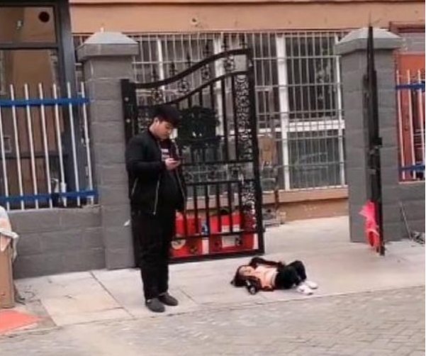 玩具|“倔强父女”火了,女儿为买玩具撒泼打滚,宝爸在一旁淡定玩手机