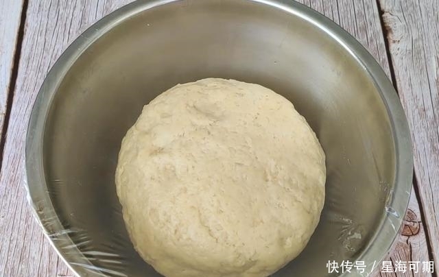 鸡蛋|炸油饼原来这么简单,1碗面粉2颗鸡蛋,柔软不油腻,比油条好吃