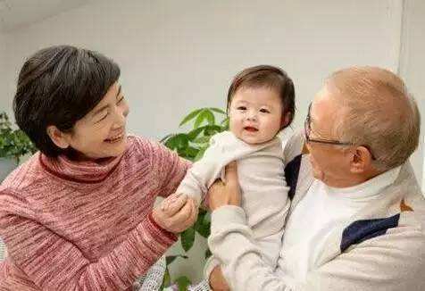 爷爷在客厅“偷吃”零食，被刚满周岁的宝宝盯上了，画面太暖心