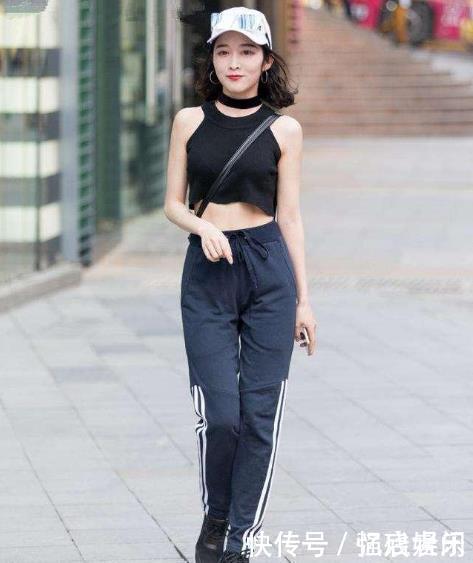 路人街拍靓丽挺拔的打底裤美女,尽显女神的甜美感,魅力出众