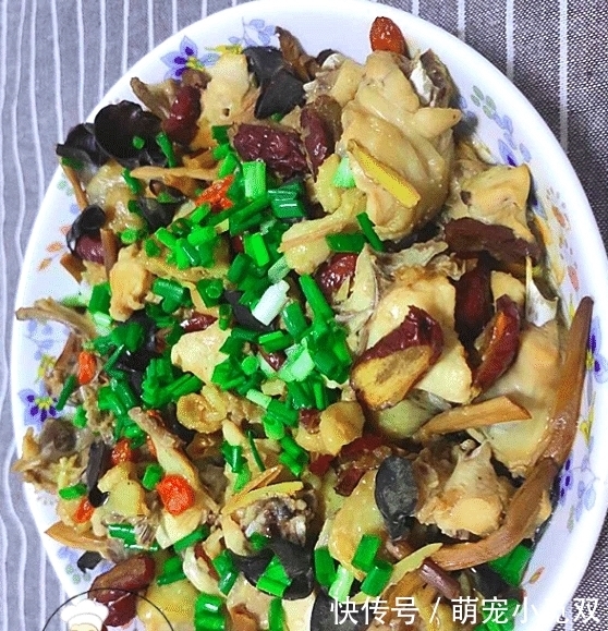 营养健康|木耳跟这菜是绝配,蒸一蒸就好,营养好吃不上火,常吃提高免疫力