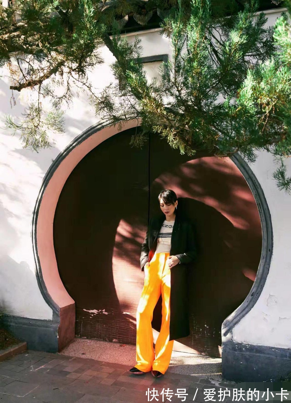 套装 有一种时髦叫周笔畅,条纹套装个性十足,照着穿显腿长还很帅