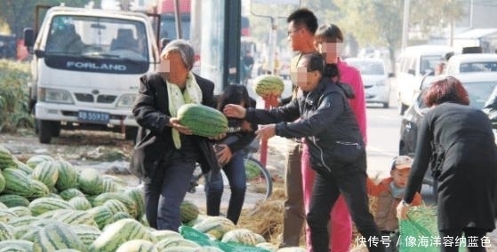 日本|都是吃西瓜，中国人爽快，日本人讲究，看到印度人：真有人吃？