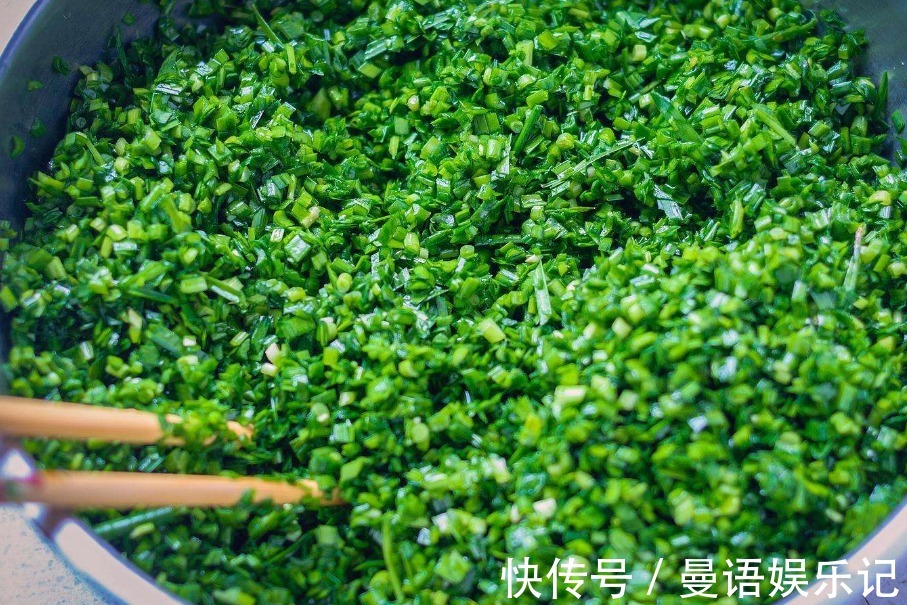 买韭菜,买红根还是白根?老菜农教你1招,记住1点就行,不会买错