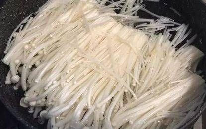 冬季，我常给家人做这菜，清爽可口，开胃又下饭，简单一拌就搞定