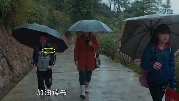 山村|《变形计》山村男孩穿阿迪达斯火了,看到爸爸的着装后,扎心啊!