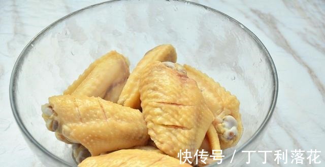 不粘锅|鸡翅的经典做法，搭配可乐，简单方便，甜而不腻，好吃到嗦骨头！