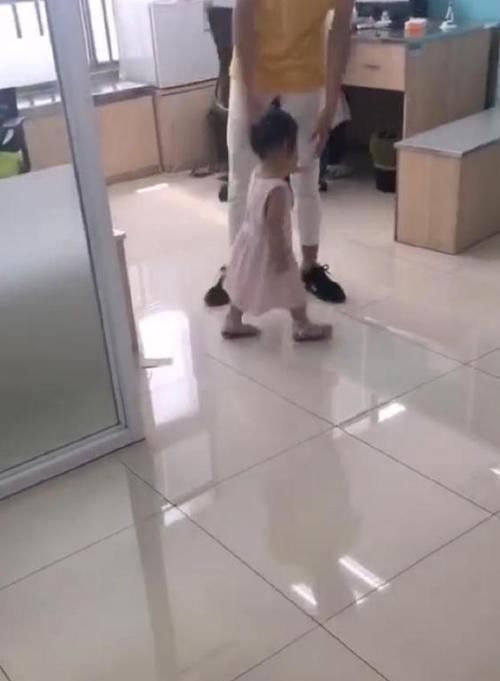 气冲|3岁女娃打针后越想越委屈,气冲冲找医生“算账”,网友:太萌了