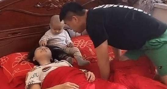 承受能力|一家三口睡觉走红:爸妈装疯卖傻,好一对“戏精”,宝宝一脸茫然