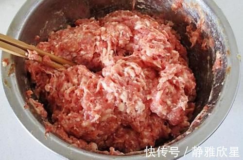 年夜饭，我家最爱吃的一道冷盘菜，色泽金黄，鲜香味美，大人孩子都爱吃！