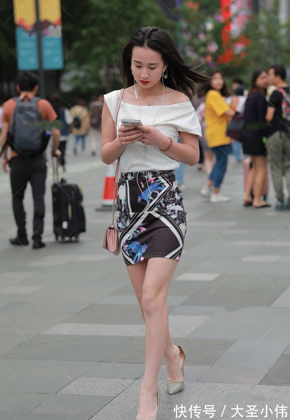 玩耍|美女街拍:一群微胖女孩大街上玩耍,太有料了,看完想结婚,不知道有机会吗