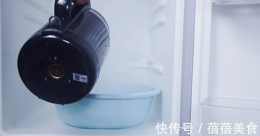 冰块|冰箱结冰时,不要铲也别敲,教你一个土方法,5分钟冰块全掉下
