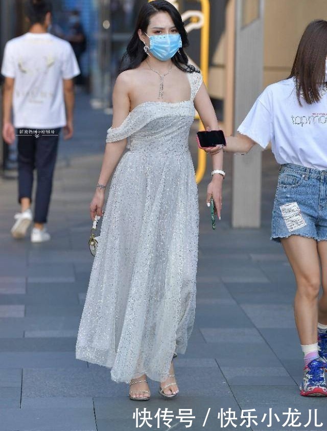 单肩|气质优雅的小姐姐,时尚穿搭单肩吊带裙,尽显迷人的身段