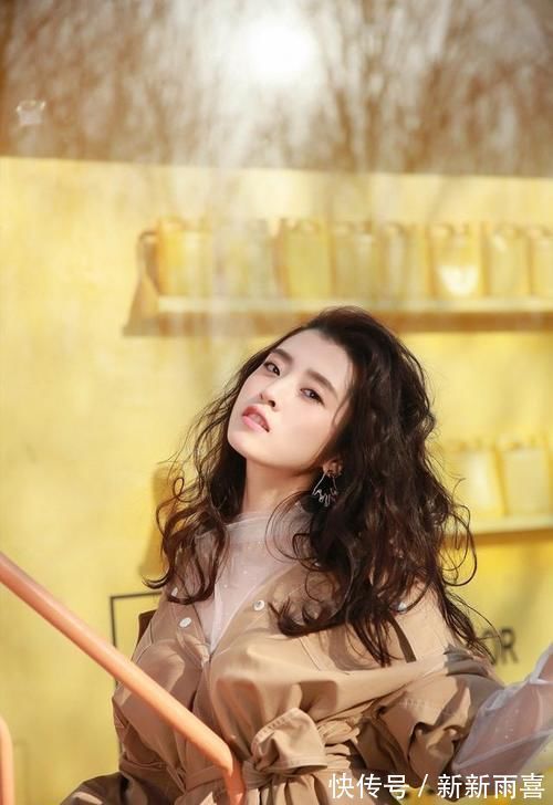 小姐姐|小姐姐好美,风衣裙内搭透明薄纱时尚又性感,卷发好洋气