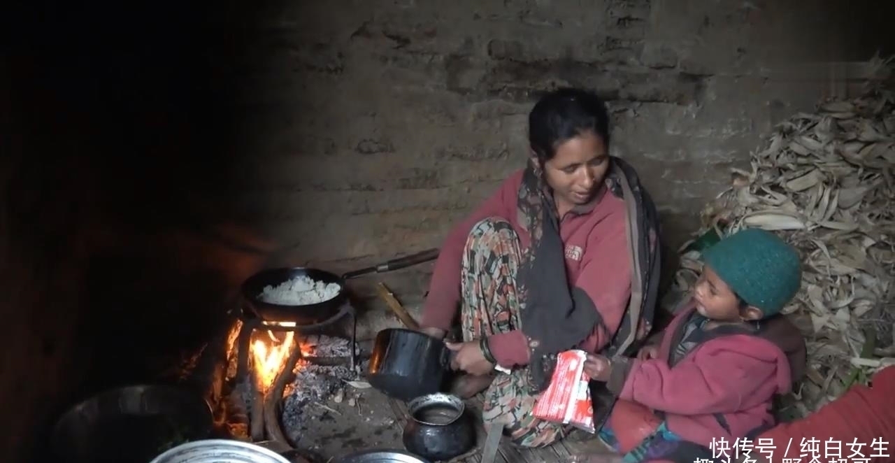 尼泊尔山区穷人的生活,只炒一个青菜,大人吃玉米糊小孩吃大米饭