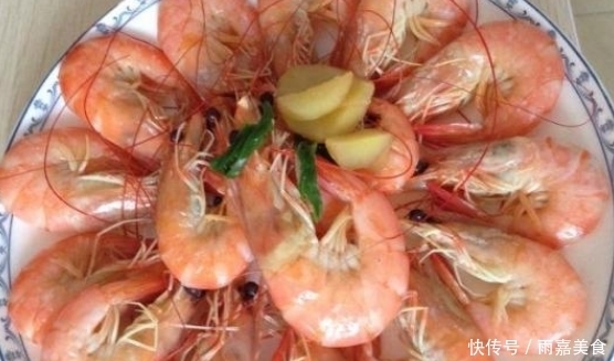 做白水煮虾时，多数人落了这1步，难怪肉质鲜嫩却有腥味