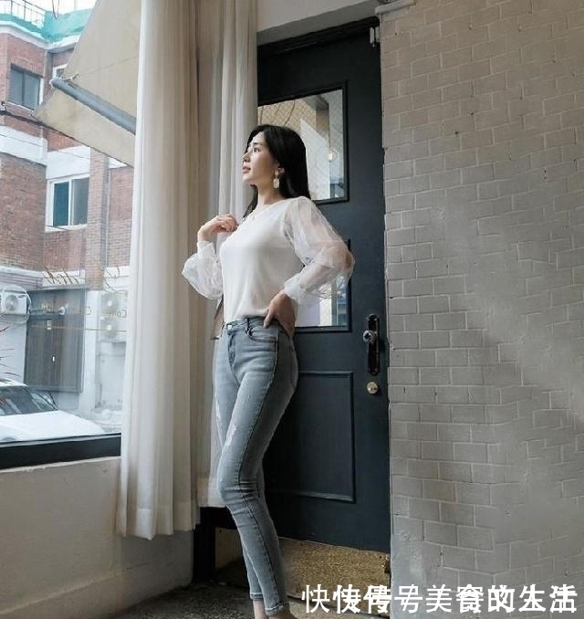 优雅|牛仔裤小姐姐,秀出优美曲线魅力迷人,优雅气质小女人