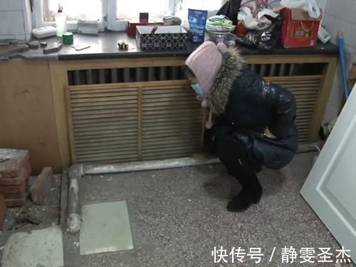 房子出租5年后,屋内多了根管道,房东要求