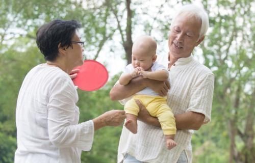 老人|爸爸带娃偷偷来看爷爷,看到爷爷的反应后,网友:真的是好宠溺啊