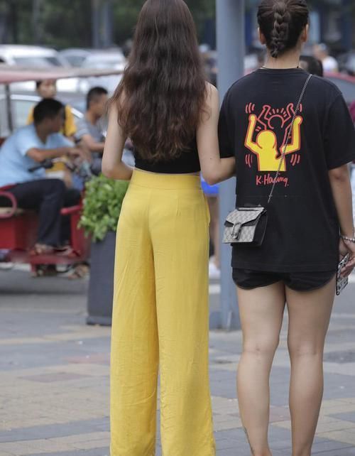 街拍“芒果黄长裤”出街,黑色露脐T恤尽显好身材,忍不住偷瞄