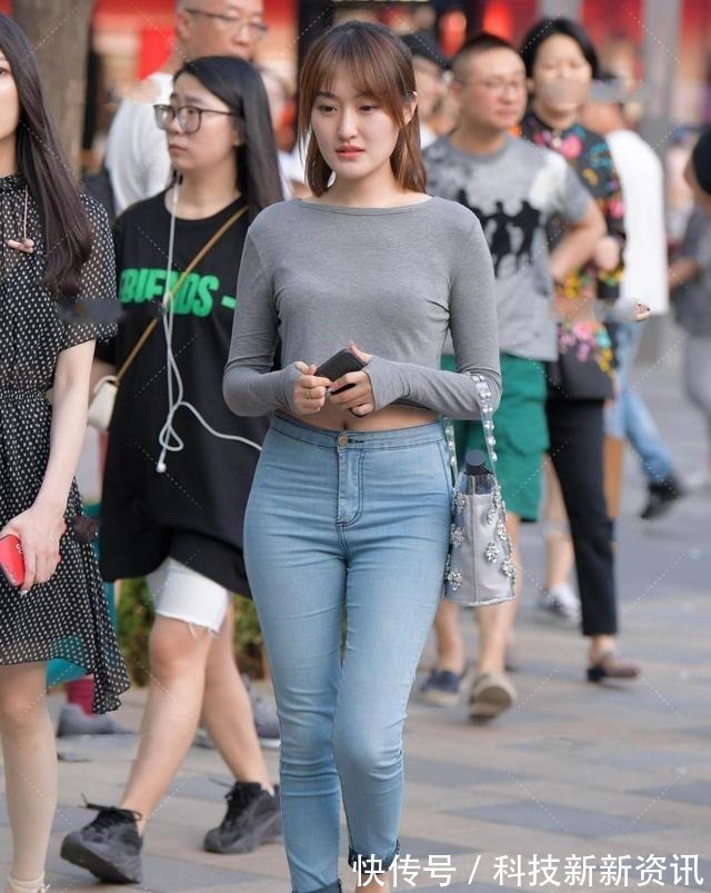 长靴 灰色性感长靴搭配蓝色优雅打底裤，穿搭有多重要，每个女人都知道！