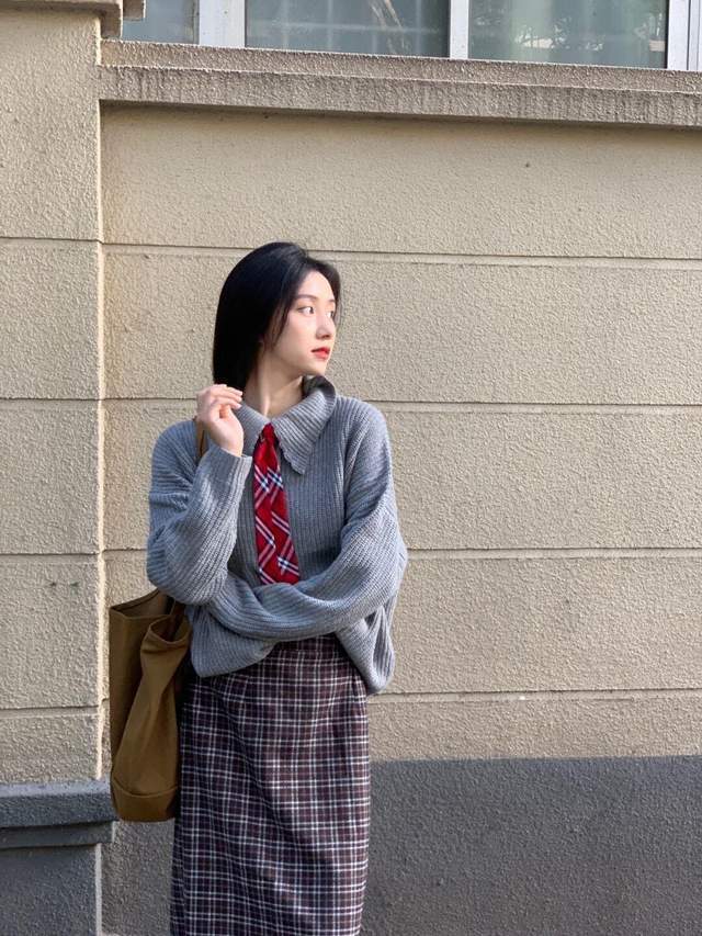 上身 秋冬季节想要穿出氛围感,红色毛衣搭配牛仔裤,高级又显气质