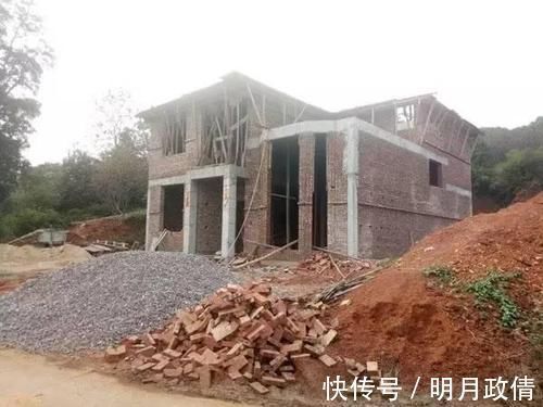 城里人|30万的农村自建别墅，山清水秀太棒了，城里人看了也羡慕