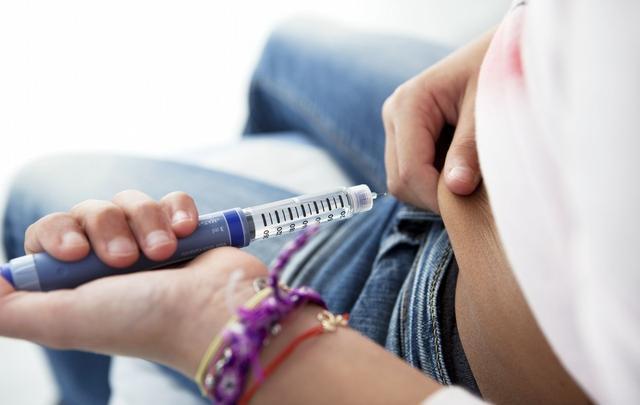 控制血糖|糖尿病出现这些症状，暗示并发症已发生，做好一点，减少并发症