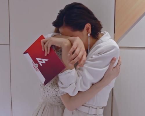 《乘风破浪的姐姐》第一次公演姐姐扎堆哭,黄圣依抹泪,万茜厉害了