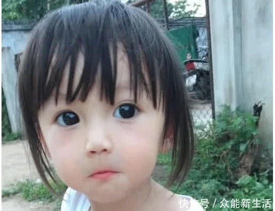 基因|泰国真人“芭比娃娃”被质疑,见到全家照,网友:基因真强大