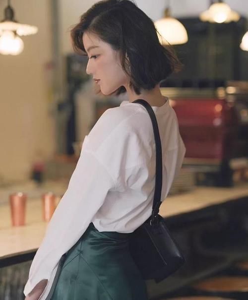 发丝|过了40岁的女人,别烫“大妈卷”,今年流行“波浪短发”,更减龄