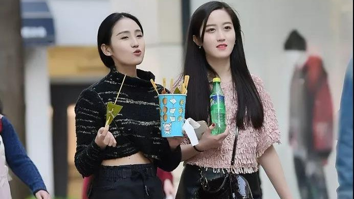 时尚靓丽 一对时尚靓丽的性感美眉, 黑皮短裙迷人小身姿充满年轻活力