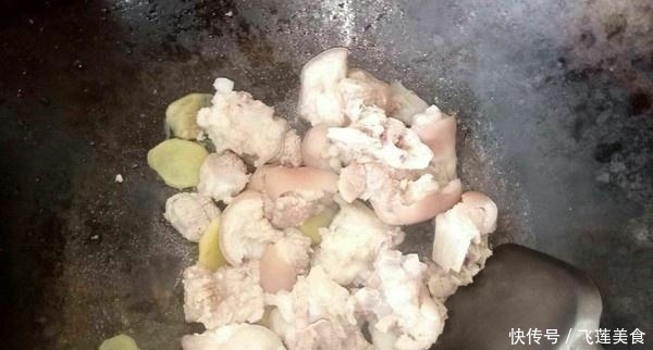 媳妇把4斤猪蹄放进砂锅,不加一滴水,没出锅就馋坏儿子