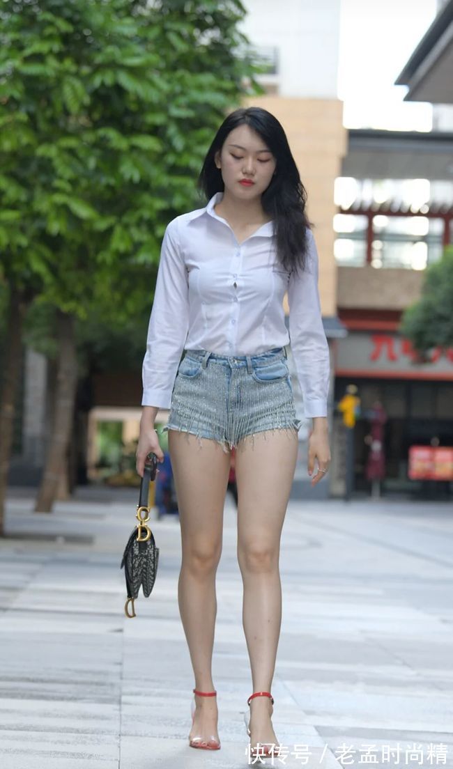 英姿 衬衫牛仔短裤美女,尽显英姿飒爽之风