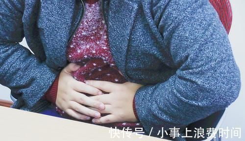 隐作痛|肝癌喜欢“伪装”,肝病医生:4个症状提示肝不好,别当成胃病