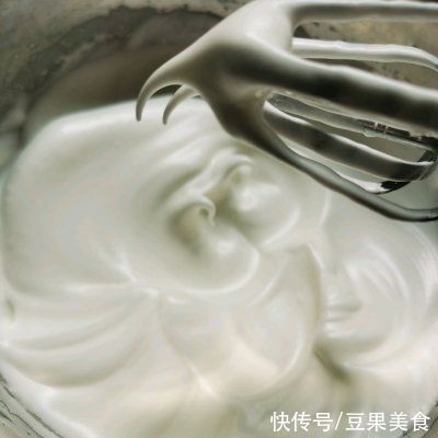 没有什么是黑芝麻蛋糕卷解决不了的，如果有那就两份